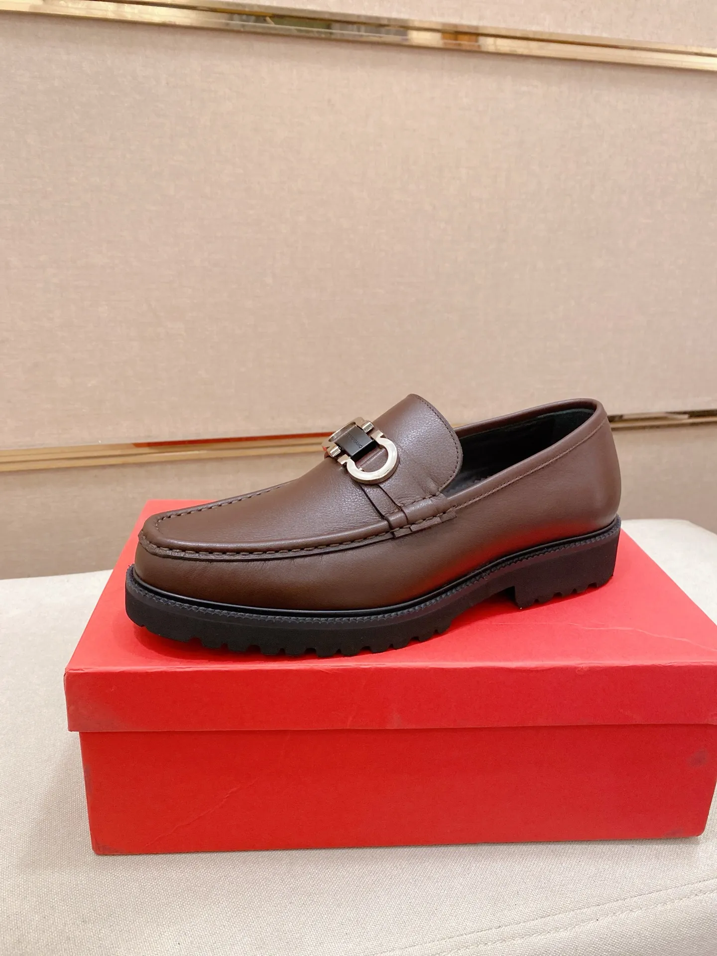 Men's shoes💰: 560💰 High version Ferragamo quality! 🆕🆕Exclusive hot-selling products in stock🔥🔥New products on the shelves, high-quality shoes, high-end driving shoes, with complete packaging! 💪 💪 Material: imported patented cowhide 🐂 + imported high-quality water-dyed cowhide lining + wear-resistant outsole 👍🏻👍🏻 Features: high-end and comfortable, purely handmade 🚀 🚀 Create the perfect shoes that suit you best 🔥 🔥 Size: (38-44) Can be customized 45 non-returnable!